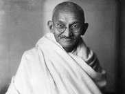甘地為什麼從不穿衣服，只披一塊白布？