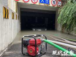 南京一小區車庫遭雨水倒灌，居民稱上百輛車子被淹