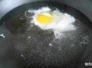 直接在鍋中煮煮“荷包蛋”直接下鍋就大錯特錯，多加這一步，雞蛋圓嫩不散花！