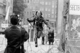 第一個翻越柏林牆的東德士兵舒曼的結局到底如何呢？