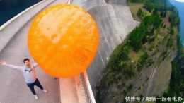老外將一枚彈力球，從165米高空扔下，落地會怎樣？