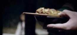 古代死囚在吃斷頭飯時，為什麼要在碗中，放一塊生肉？