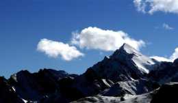 「雪寶頂」群峰連綿景色壯美