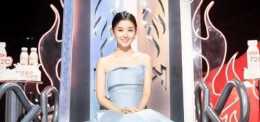 李小萌真的美，穿藍色抹胸裙喜歡迪士尼公主，骨感好，身材出眾