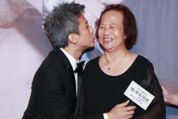 鄧超親吻老媽，吳京為他當攝影師，原來兩人有著千絲萬縷的關係