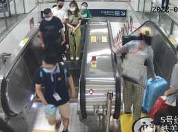 杭州媽媽正出地鐵站，一個大​行李箱從身後扶梯砸來！主人嚇傻了...用直梯​直梯直梯！重要的事說三遍