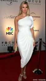 伊萬卡“沙漏腰”真驚豔，穿白色斜肩連衣裙，這身材超模裡真罕見