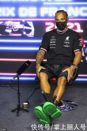 F1七冠王漢密爾頓上釋出會,短褲配綠底BV煙管靴,被指太辣眼