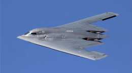 全球第三款隱身轟炸機亮相，美軍B21明年試飛，網友：縮水版B2？