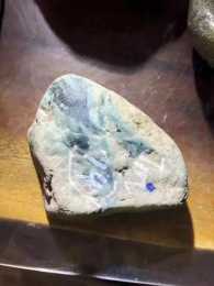 一塊品相極佳的南齊翡翠原石，皮殼很薄無裂，一刀下去沒讓人失望!