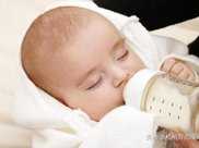 這樣給寶寶喝奶等於“白喝”，我相信好多寶媽都中過招