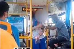 公交車上猥褻女學生，涉案老人已經被抓獲