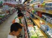 6歲女娃逛超市不買東西，店員懷疑偷竊，翻開孩子口袋，店員淚目