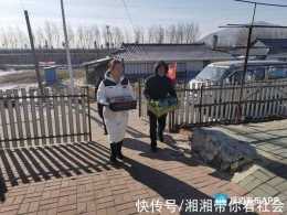 琿春市總工會聯合甩灣子村駐村工作隊為脫貧戶節前送溫暖