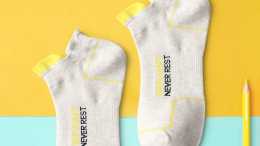 可鹽可甜，字母印花中筒襪，大膽配色設計，簡簡單單潮味十足