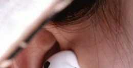 18歲女孩戴耳機“上癮”，左耳突然聾了