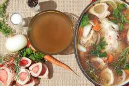 慢燉牛肉骨頭湯，骨湯有助於促進健康腸道和消化