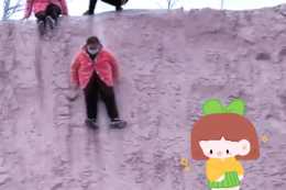 3個女子玩土坡滑滑梯，身上沾滿黃土，知情人：她們是閨蜜