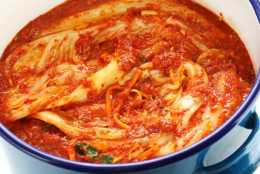 超有食慾的韓式泡菜湯，不用去料理店在家也能做，簡單零失敗