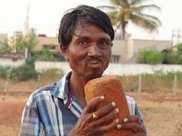 印度男子不吃五穀只吃磚頭，吃了20年，磚頭夠蓋一棟別墅