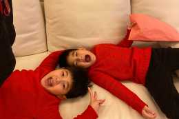 沙溢的兩個兒子並不無聊。穿著紅色毛衣和鞋子，相差三歲像雙胞胎
