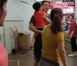 商場裡，一位爸爸抱著孩子邊走邊抹眼淚，路人詢問原因，很心疼
