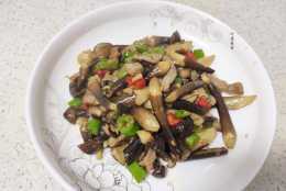 秋天常吃這道黑皮雞樅菌，營養價值高，清脆滑嫩，鮮香美味！