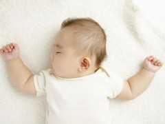 寶寶為何總是“歪脖子”睡覺？原因有5點，不重視會影響寶寶顏值