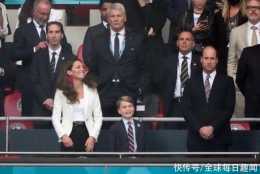 喬治小王子亮相歐洲盃決賽,又和威廉父子裝,進球激動擁抱媽媽