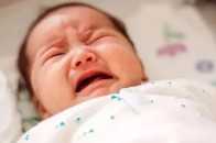嬰兒吃奶哭鬧掙扎又想吃怎麼回事？多半是這些原因導致！