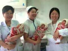 寶媽生下三胞胎，醫生偶然說出產婦的“秘密”後，全家人凌亂了