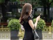 街拍美女,盯著手機一直看,是等什麼重要的人電話嗎