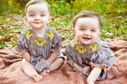 雙胞胎同胞不同命，奶奶帶的老大和媽媽帶的老二，2年後差距明顯