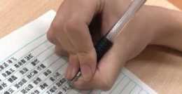16歲自閉症少年手寫“印刷體”，字跡如同印刷機，得700萬點贊