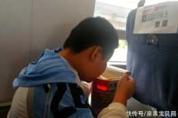 “真沒素質！”孩子火車上吃泡麵遭抵制，寶爸懟乘客：又不是榴蓮