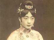 中國末代皇后的悲慘人生新婚夜被溥儀拋棄，私通侍從生子被燒死