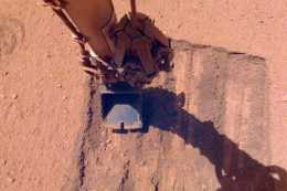 探測器傳回畫面，在火星挖了一把沙子，在地面留下了一個“抓痕”