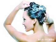 多長時間洗一次頭最好專家這樣洗頭白髮少，黑髮悄悄來