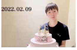 王曼昱迎23歲生日，手捧皇冠造型蛋糕咧嘴笑，收氣球花束太獨特