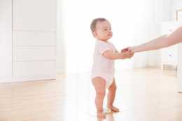 寶寶七八個月就想站立，會影響腿部發育嗎？寶寶學站的要點請收好