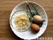 銀耳也能做成下飯菜，溫水泡開炒雞蛋，簡單好做味道鮮