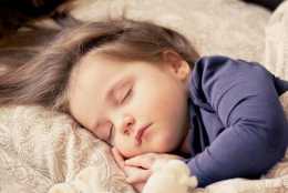 小孩子撅著屁股睡覺，父母可要多注意了，這大多是脾胃虛寒的表現