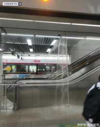 杭州地鐵1號線金沙湖站內出現大量積水，原因正在調查中