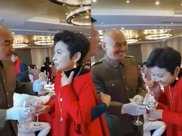 58歲董文華飯局敬酒，她與丈夫恩愛30多年，不離不棄
