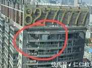 武漢一小區33樓牆體脫落砸中網約車司機不幸身亡！乘客無大礙