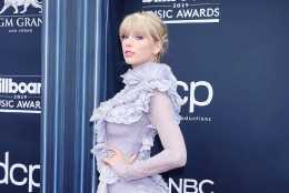 Taylor swift亮相音樂獎紅毯！仙女紫色穿搭盡顯浪漫風情，厲害！