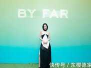 周雨彤出席BYFAR的活動，黑白露背連衣裙，盡顯優雅身姿