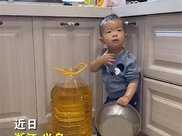 1歲萌娃擰開油桶，把菜籽油當“洗面奶”，父母卻被網友罵慘了