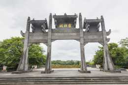 廣州湛江有座廟宇，外觀並無不同，大殿前卻跪著4個很奇怪的石人