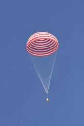 護佑航天員回家的巨大降落傘，是他帶領團隊一針一線織就的